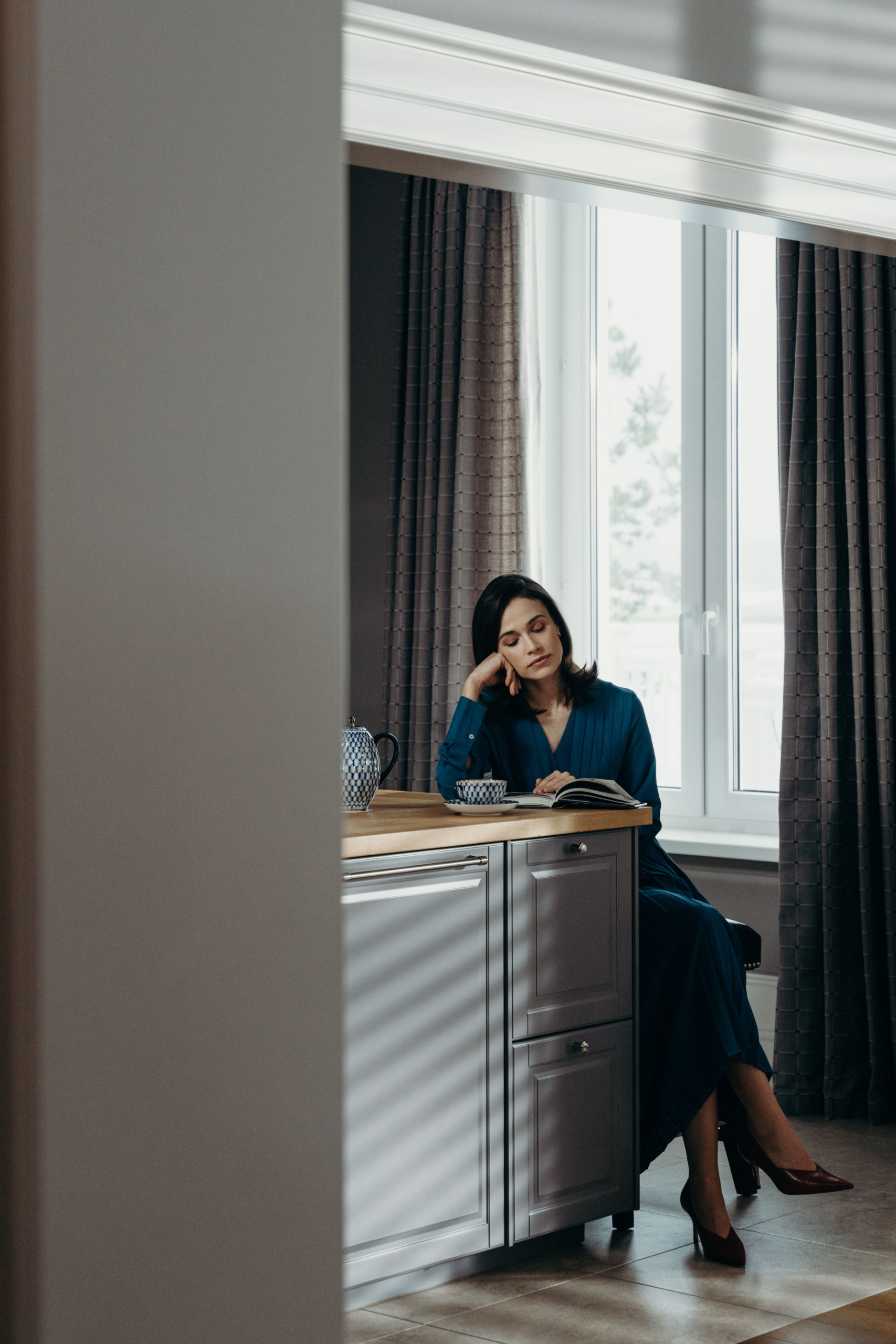 Mujer cansada durante la perimenopausia