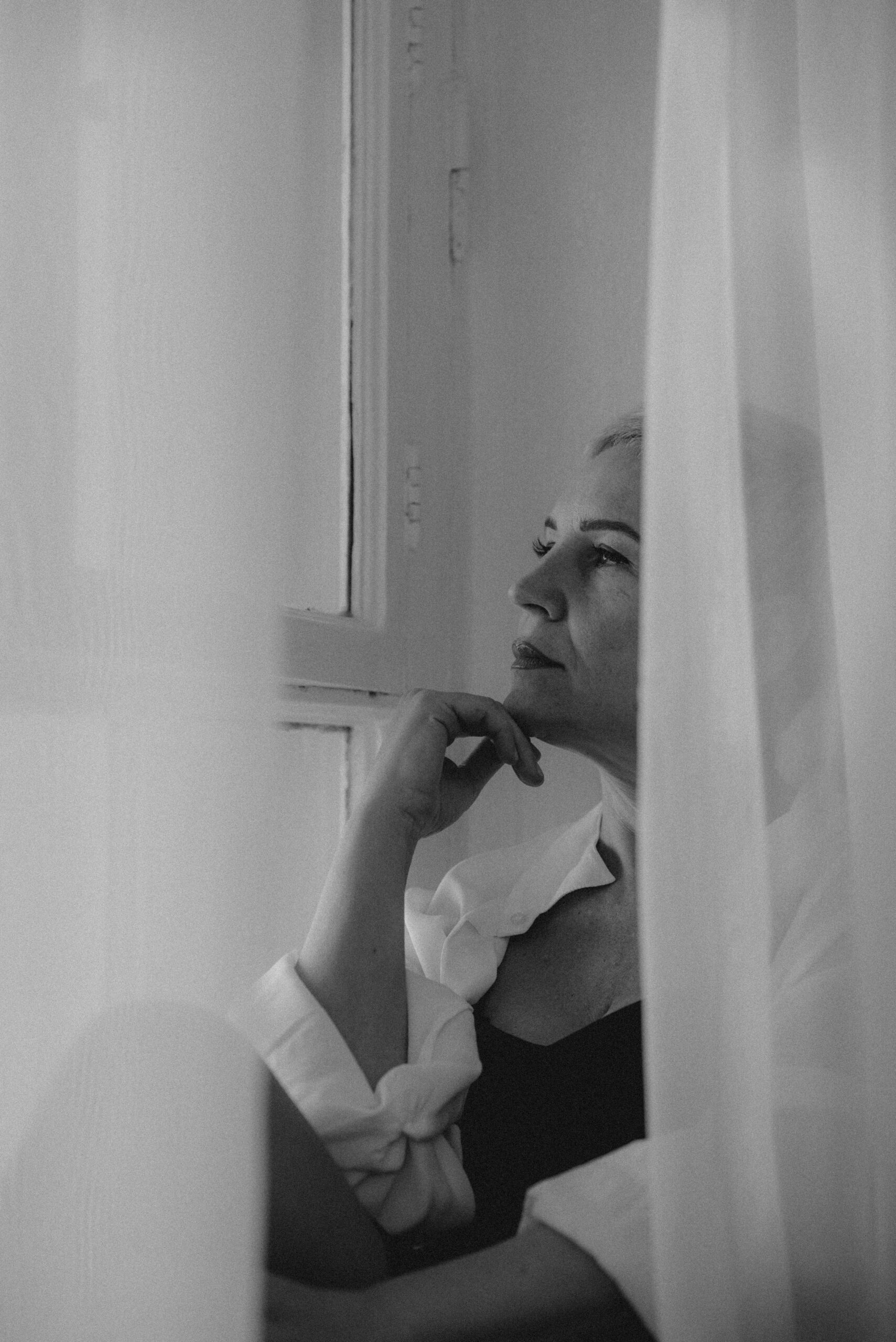 Mujer reflexionando durante la transición menopáusica